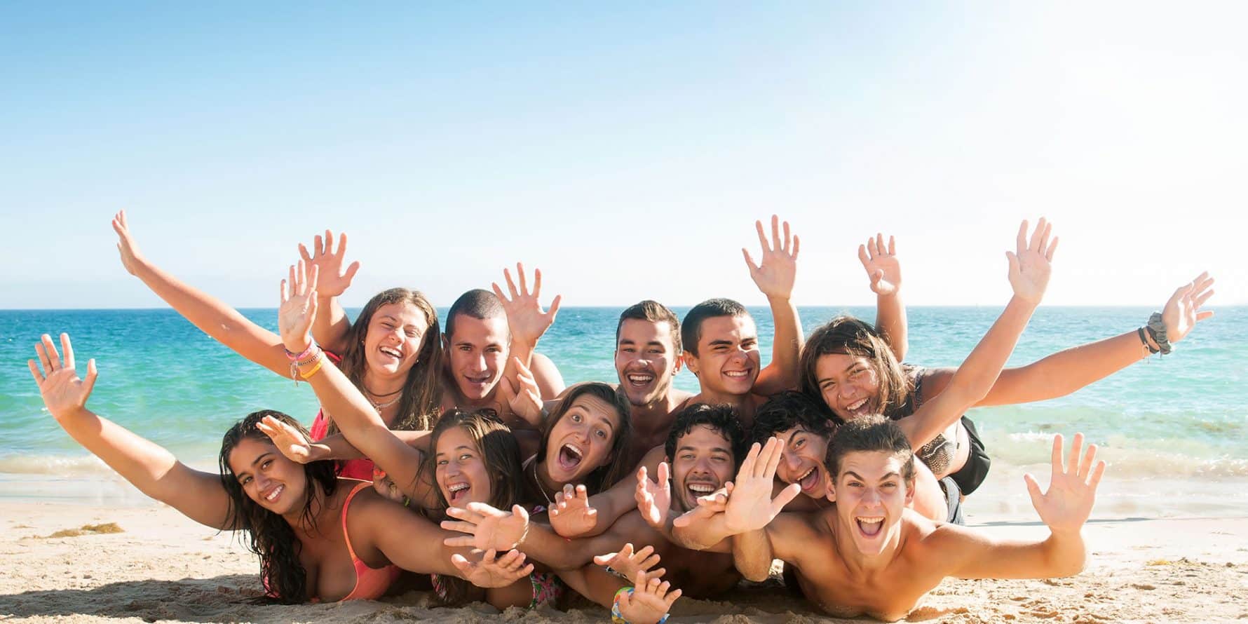 Groupe d'amis profitant de la plage au Camping Soleil Levant considéré comme le meilleur camping 4 étoiles à Meschers