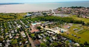 Vue aérienne sur le camping 4 étoiles Soleil Levant à Meschers-sur-Gironde avec la proximité du bord de mer