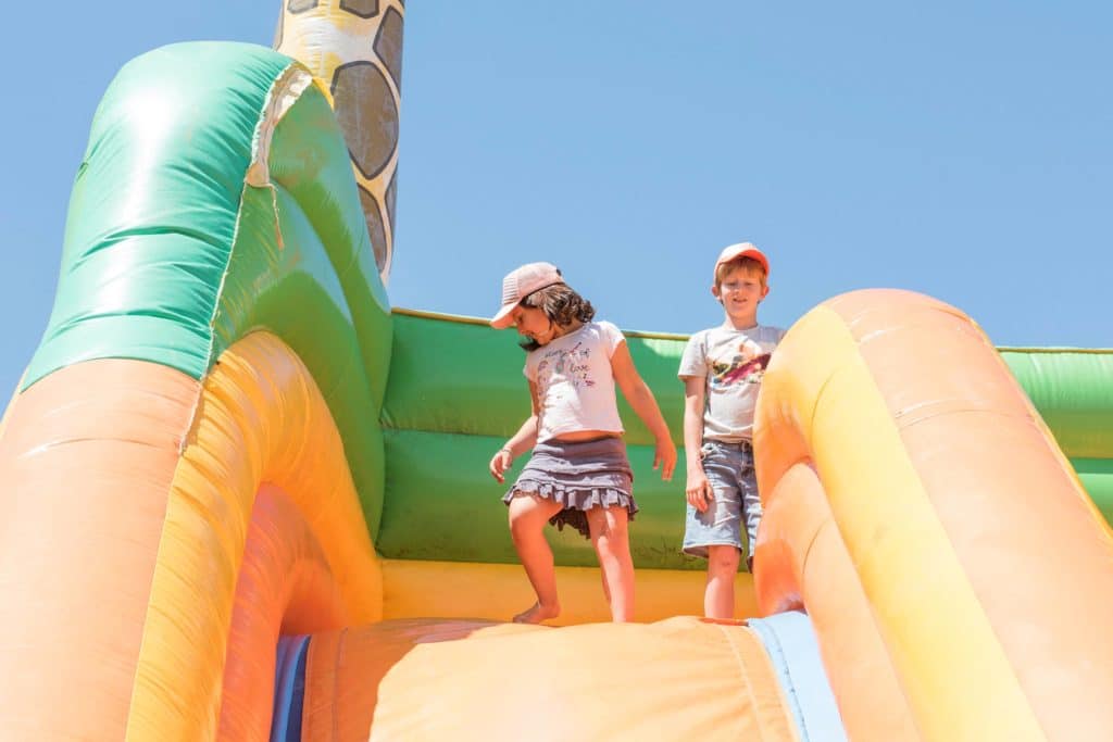 Le château gonflable amusent les enfants en camping familial à Saint-Georges-de-Didonne