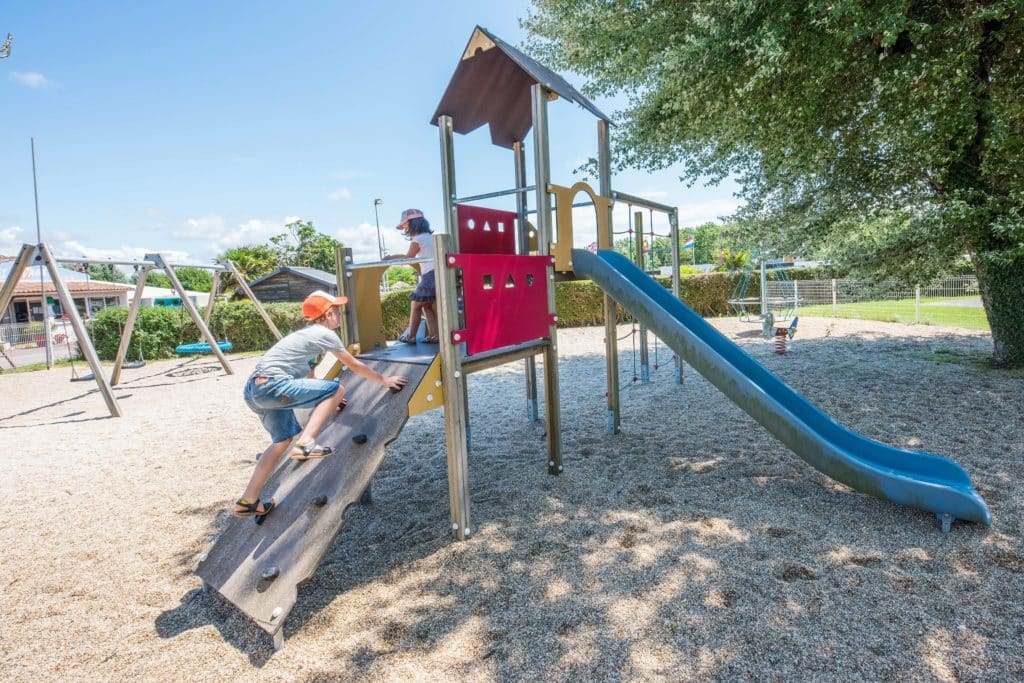 Aire de jeux en plein air pour les enfants au camping Soleil Levant à Meschers-sur-Gironde