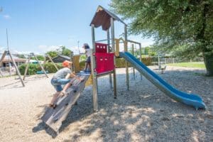 Aire de jeux en plein air pour les enfants au camping Soleil Levant à Meschers-sur-Gironde