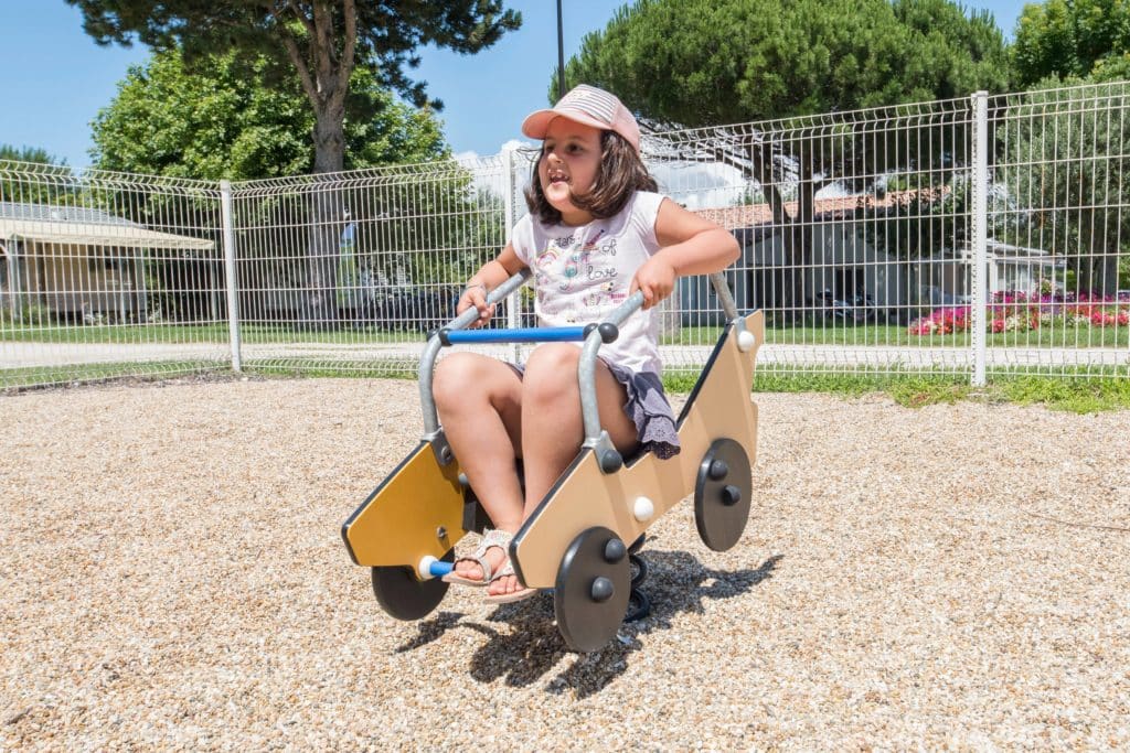 Enfant sur un mini-jeux de plein air au camping Soleil Levant