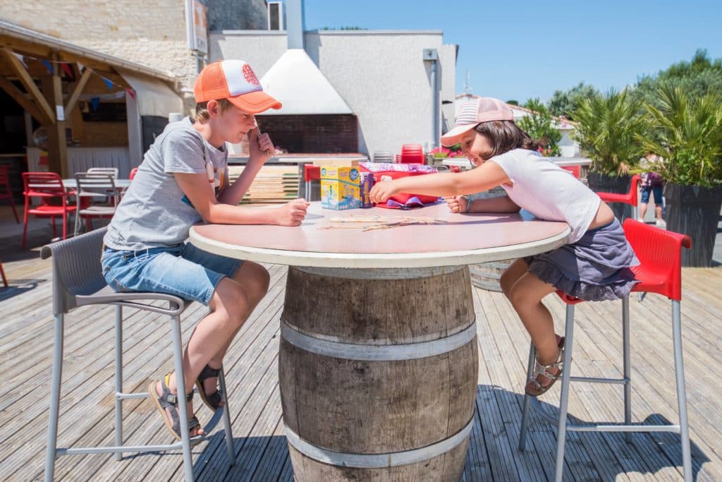 Moment convivial entre frère et soeur au snack bar du camping Soleil Levant à Meschers-sur-Gironde