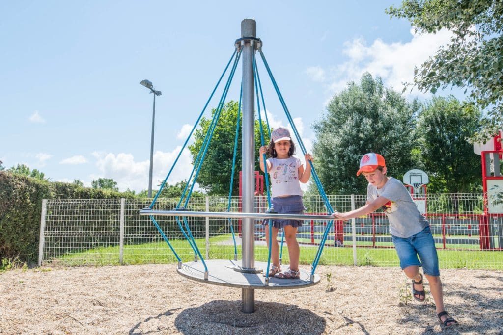 Jeux d'araignée pour les enfants au camping Soleil Levant près de Royan