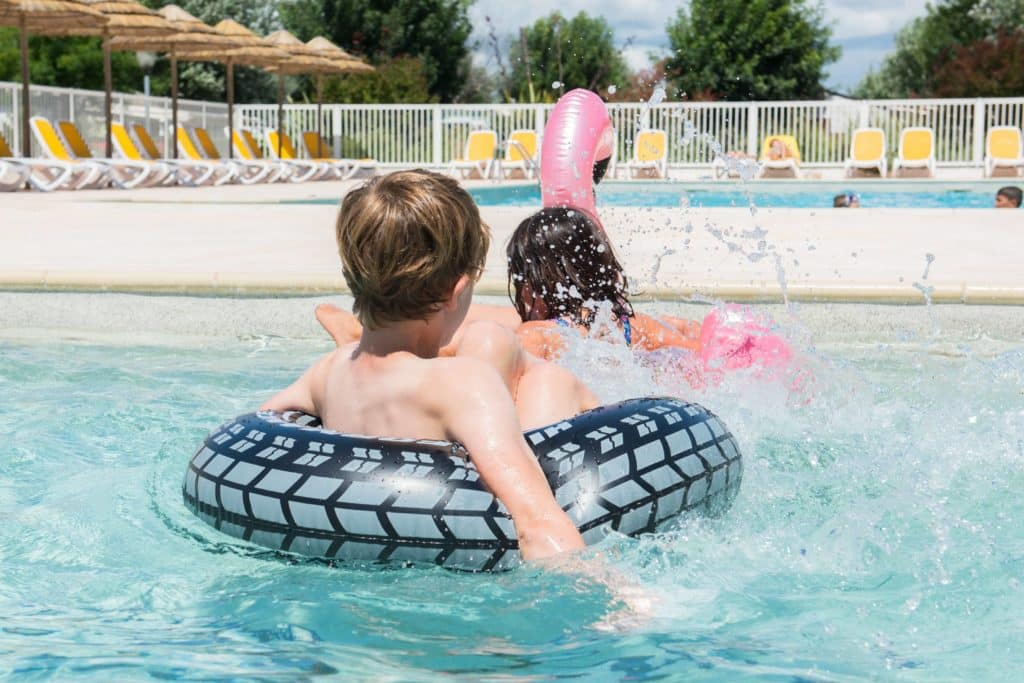 Enfants qui s'amusent à l'espace aquatique du camping Soleil Levant à Meschers-sur-Gironde