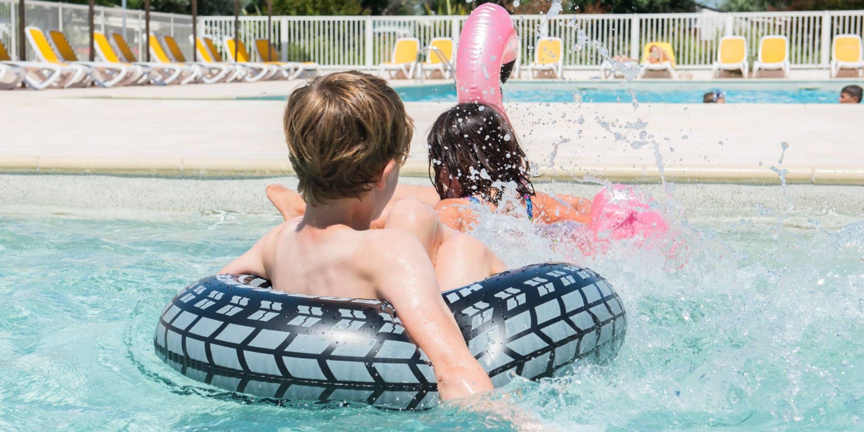 Enfants qui s'amusent Ã  l'espace aquatique du camping Soleil Levant Ã  Meschers-sur-Gironde