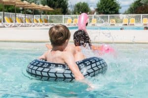 Enfants qui s'amusent à l'espace aquatique du camping Soleil Levant à Meschers-sur-Gironde