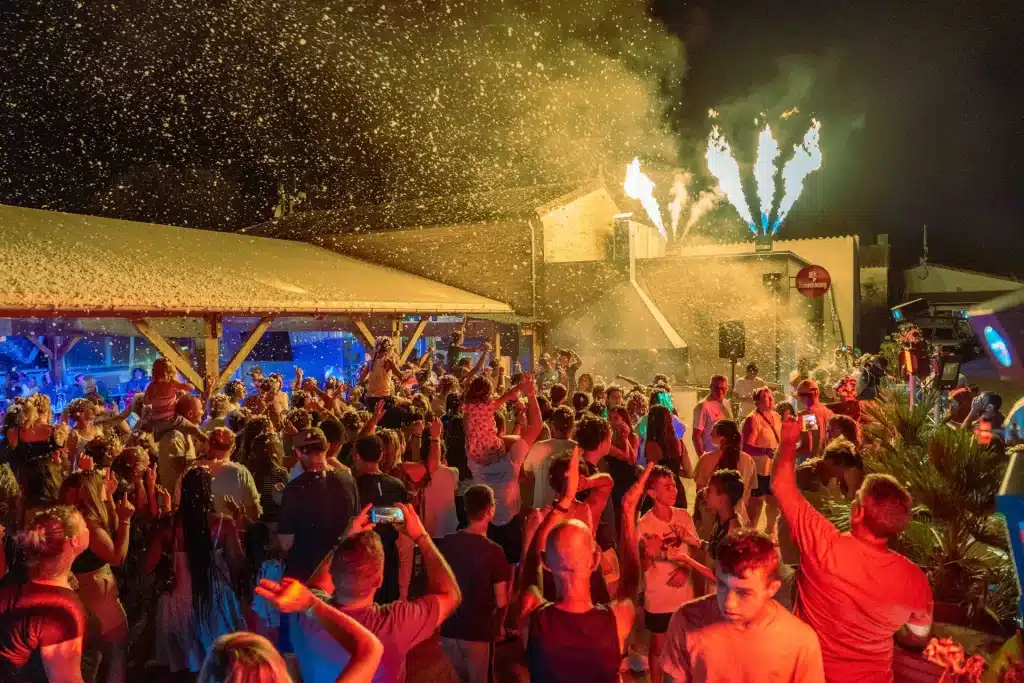 À la tombée de la nuit au Camping Soleil Levant, soirées festives en famille : danses, karaoké, spectacles jusqu'à minuit, à 10 km de Saint-Georges-de-Didonne.