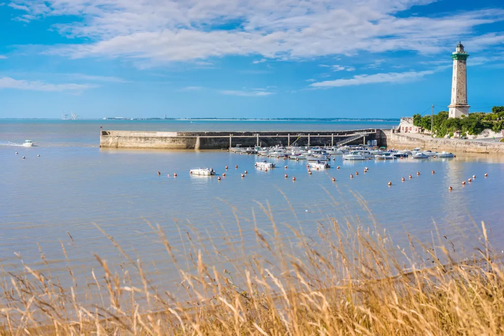 vue sur le phare de  Saint-Georges-de-Didonne