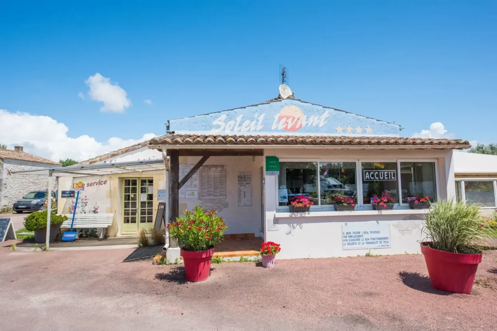 Disponible et à votre écoute, la réception du camping vous accueille et vous accompagne tout au long de votre séjour à Saint-Georges-de-Didonne